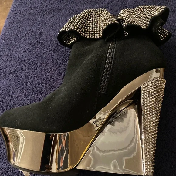 Elegant Black Lady Couture Ankle Boots with Studded Cuff - Picture 2 of 11